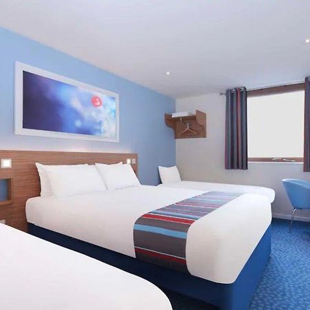 แทรเวลลอดจ์ แบรคเนล เซ็นทรัล Hotel แบล็กเนลล์ ภายนอก รูปภาพ