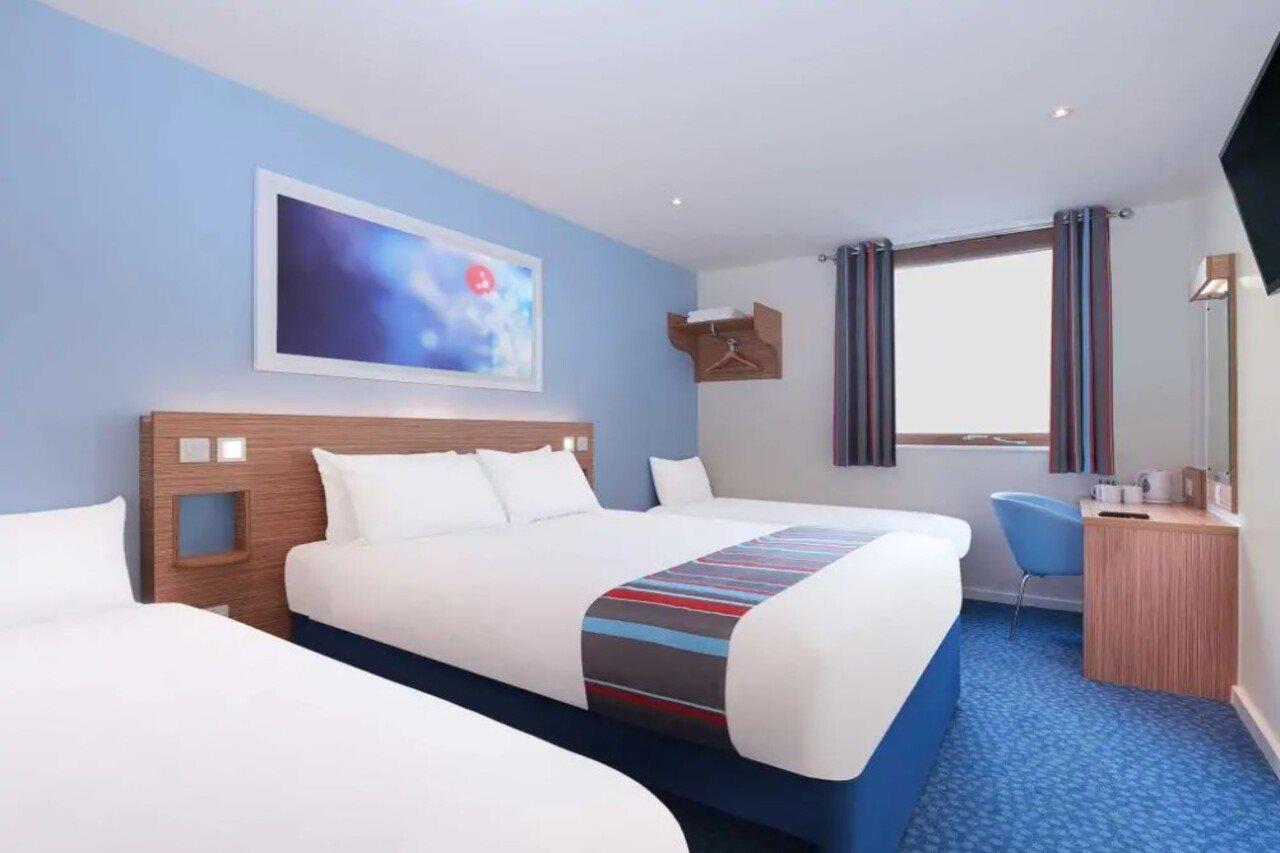 แทรเวลลอดจ์ แบรคเนล เซ็นทรัล Hotel แบล็กเนลล์ ภายนอก รูปภาพ